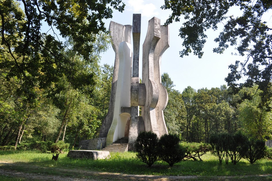 Monument to the Detachment in the forest